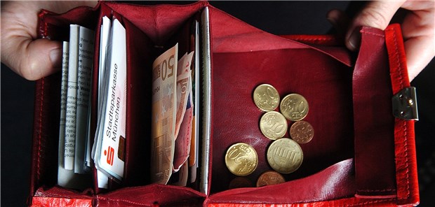 Grundlegend neue Pflegefinanzierung gefordert Bleibt im Alter noch genug Geld im Portemonnaie, um die Pflege zu bezahlen? Diese Frage treibt immer mehr Bundesbürger um.