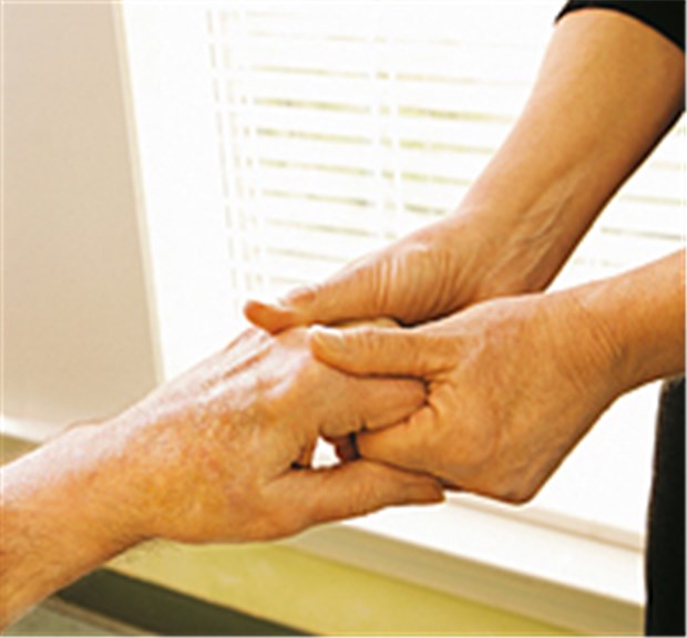 Tipps zur Rheumatherapie mit Basisarzneien Bleibt in der Rheumadiagnostik trotz Labormarkern, Sonografie und MRT absolut unverzichtbar: die Palpation der Gelenke.