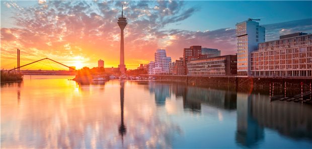 Corona-infizierte Düsseldorfer Arzthelferin hatte bis zu 600 Kontakte Blick Richtung Düsseldorf während des Sonnenuntergangs