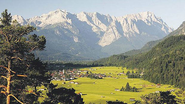 Blick auf Farchant. In der Alpspitzstraße hat Josef Kleißl seine Hausarztpraxis.