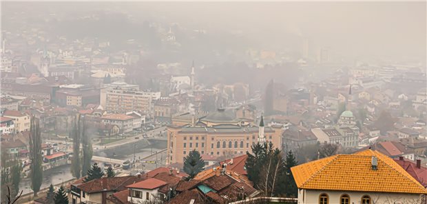 Dreckige Luft bleibt größte Umweltgefahr für die Gesundheit Blick auf Sarajevo im Winter: Die Menschen in Bosnien leiden besonders stark an Luftverschmutzung.