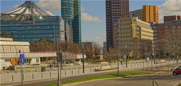 Wann kommt der Einstieg in den Ausstieg? Blick auf Sony-Center und Bahn-Tower an der Potsdamer Straße: Wegen des Coronavirus steht das öffentliche Leben derzeit still.