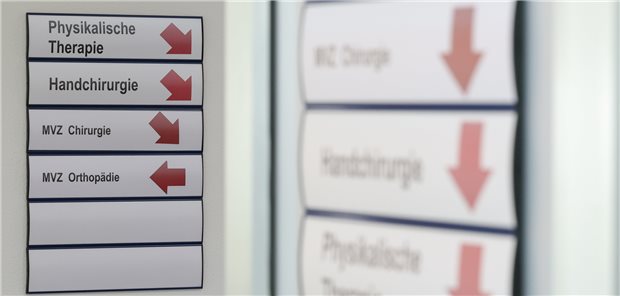 Niedersachsen stellt rund 300 Millionen Euro für Klinik-Investitionen bereit Blick auf Wegweiser im Marienhospital Ankum-Bersenbrück in Niedersachsen. Die Klinik ist das erste Regionale Gesundheitszentrum (RGZ) im Bundesland. Die Landesregierung stellt im kommenden Jahr für RGZ zehn Millionen Euro zur Verfügung.