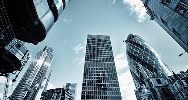 BGH schützt Deutsche vor britischer Versicherung Blick auf das Banken- und Versicherungsviertel von London: Ein nach britischem Recht geschlossener Vergleichsplan für eine Lebensversicherung ist nach EU-Recht für deutsche Kunden nicht bindend.