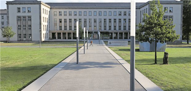 Bundessozialgericht: Auch Poolärzte im Bereitschaftsdienst müssen Abrechnungsfristen einhalten Blick auf das Bundessozialgericht in Kassel.