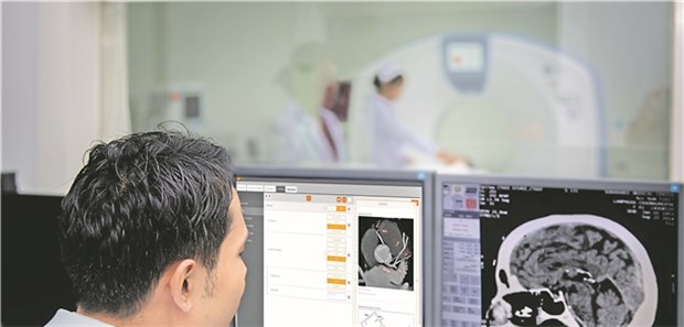 Blick auf das CT: Könnte das Mittelhirn bei Schlaganfall-Patienten mit Gangstörung Ziel einer neuen Therapie werden?