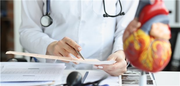 Blick auf das EKG: Hat der Patient ventrikuläre Extrasystolen (VES)? 