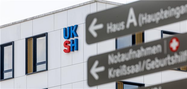 Steuerzahlerbund: Schleswig-Holstein soll die Schulden des UKSH übernehmen Blick auf das UKSH-Logo am Hauptgebäude des Universitätskrankenhauses Lübeck.