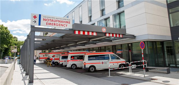 Blick auf den Eingang des Notfallzentrums am Universitätsklinikum Freiburg. Seit kurzem gibt es für fußläufige Akut-Patienten mit dem Modellstandort zur Ersteinschätzung eine weitere Anlaufstelle.