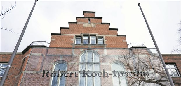 Zahl der Infizierten mit SARS-CoV-2 nähert sich der Zehntausendmarke Blick auf den Eingang des Robert-Koch-Instituts. Von Dienstag auf Mittwoch meldet das Institut über 1000 neue gemeldete Coronafälle.