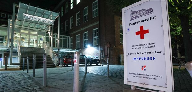 Blick auf den Eingang zum Bernhard-Nocht-Institut für Tropenmedizin des Universitätsklinikums Hamburg-Eppendorf. Am Hamburger Hauptbahnhof war ein Medizinstudent wegen einer möglichen schweren Infektionskrankheit mit einem Spezialfahrzeug der Feuerwehr in das Krankenhaus gebracht worden.