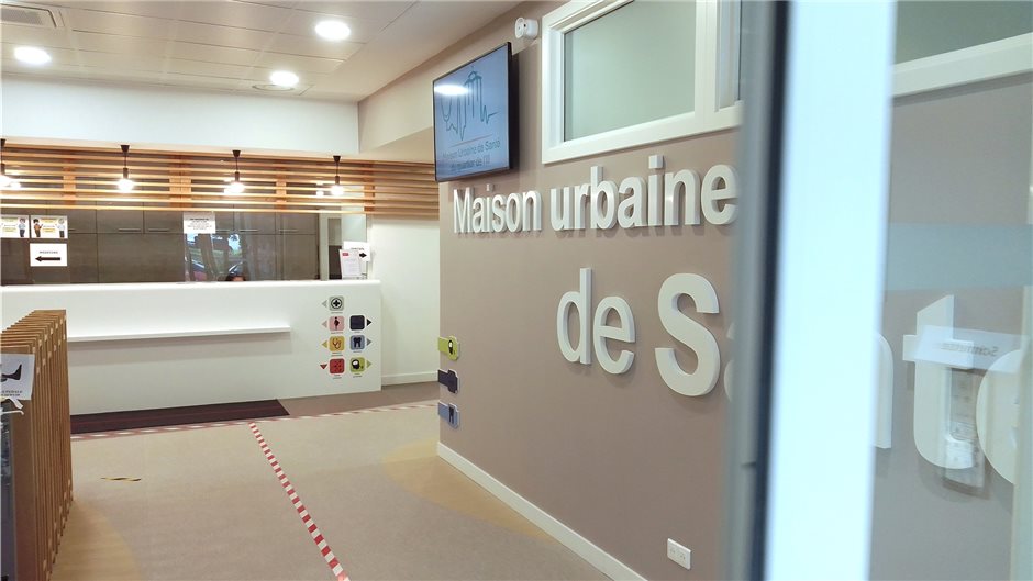 Blick auf den Empfangstresen  im Maison urbaine de Santé.
