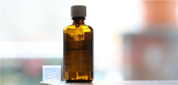 Berliner Apotheken stellen größere Menge Fiebersaft selbst her Blick auf den Fiebersaft von rationpharm mit dem Wirkstoff Paracetamol: Fiebersaft ist derzeit auch in Berlin knapp.