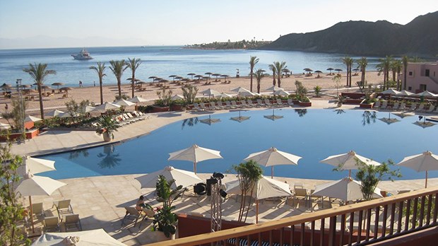 Jenseits des Wassers lockt die vergessene Stadt Blick auf den Golf von Akaba: Sinai Bay in Ägypten, vor kurzem eröffnetes Resort des Club Med.