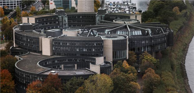 Blick auf den NRW-Landtag in Düsseldorf: Von dort aus dürfe man keine Schablone über die NRW-Kliniklandschaft legen, monieren einzelne Krankenhausvertreter.