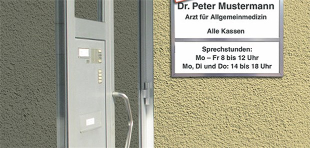 Die Sprechstunden nicht im Blick Blick auf die Öffnungszeiten - auch so wird überprüft, ob Ärzte der derzeitigen Vorgabe von 20 Stunden für Kassenpatienten nachkommen.
