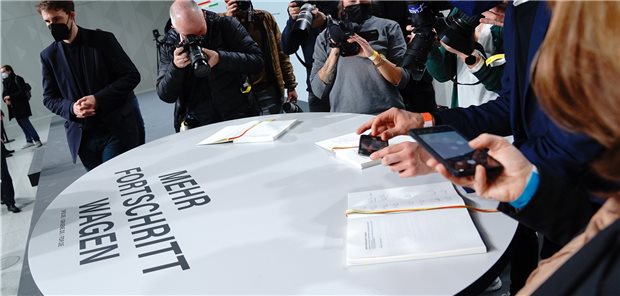 Scholz: „Es soll ein Morgen sein, an dem wir aufbrechen“ Blick auf die Unterschriften der Spitzenvertreter der Ampel-Parteien nach der Unterzeichnung des Koalitionsvertrages von SPD, Grünen und FDP zur Bildung einer Bundesregierung.