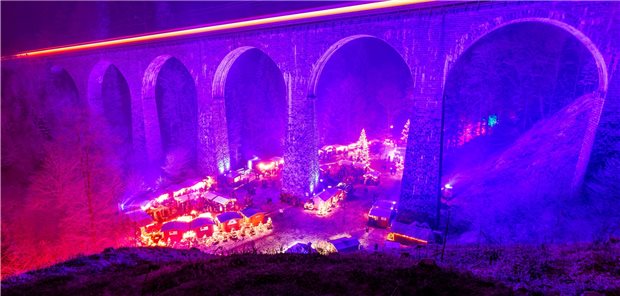 Länder wollen Vorgaben für Ungeimpfte verschärfen Blick auf die Verkaufsstände auf dem Weihnachtsmarkt in der Ravennaschlucht in Breitnau (Baden-Württemberg), der unter einem Aquädukt stattfindet. Ankündigungen der Landesregierung vom Dienstag zu Folge sollen landesweit alle Weihnachtsmärkte schließen.