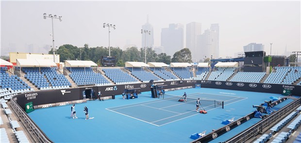 Pneumologe fordert Absage der Australian Open Blick auf die im Rauchdunst liegende Skyline von Melbourne. In der Stadt finden derzeit die Australien Open statt.