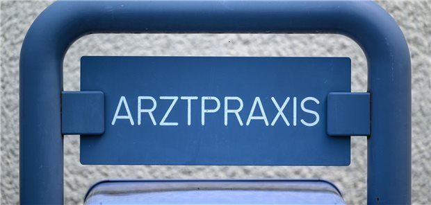 Blick auf ein Praxisschild: Die Politik versucht sich an der Einführung eines Primärversorgungssystems. (Symbolbild)