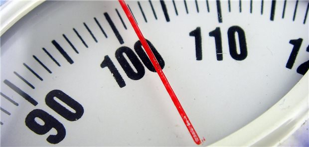 Blick auf eine Waage: In Deutschland gilt ein Viertel aller Erwachsenen als adipös.