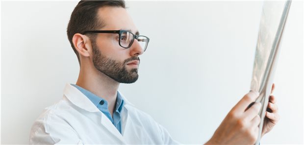 Blick auf einen MRT-Befund: Finden sich bei Sportlern mit SARS-CoV-2 Zeichen einer Myokarditis?