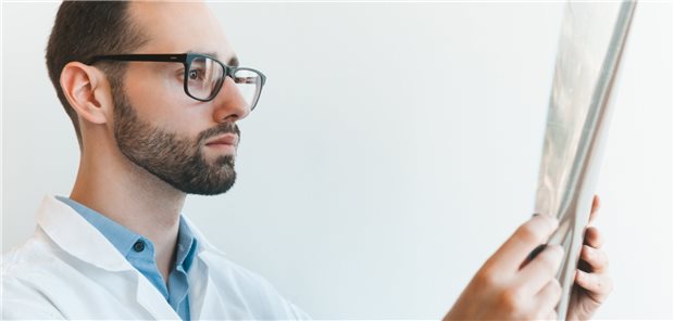 Blick auf einen MRT-Befund: Um die Diagnose Spondyloarthritis eindeutig stellen zu können, sollte dieser immer im Kontext von Klinik und Labor bewertet werden.