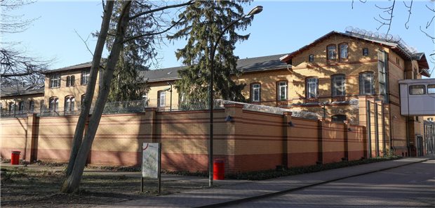 Klinik für den Maßregelvollzug in Berlin ist weiter überfüllt Blick auf eines der Gebäude des Maßregelvollzugs für als psychiatrisch auffällig oder suchtkrank eingestufte Straftäter auf dem Gelände der Karl-Bonhoeffer-Nervenklinik.