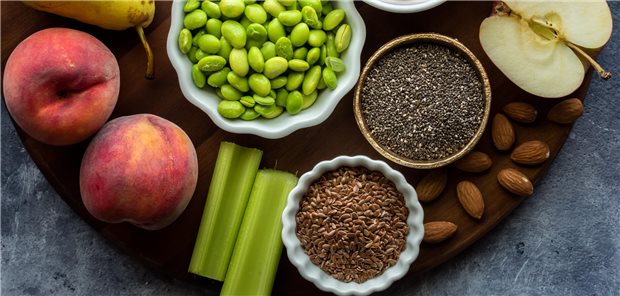 Blick aufs Büffet: Lignanhaltige Produkte wie Leinsamen, Vollkornprodukte, Kaffee und einige Früchte können zu einer besseren Kontrolle des Blutzuckerspiegels beitragen und somit das Risiko für Typ-2-Diabetes verringern.