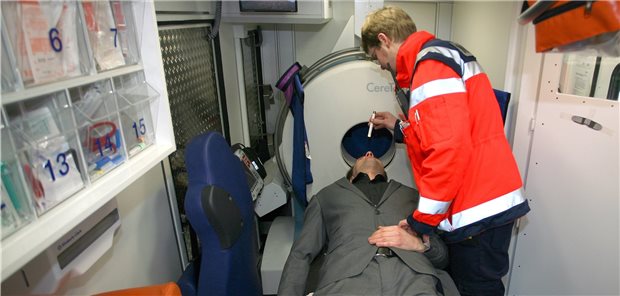 Blick in das Berliner „Stroke Einsatzmobil“ (STEMO). Solche mobilen Stroke Units (MSU) haben ein CT im Wagen.