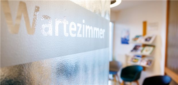 Blick in das Wartezimmer einer Arztpraxis: Wie umgehen mit sogenannten No-shows?