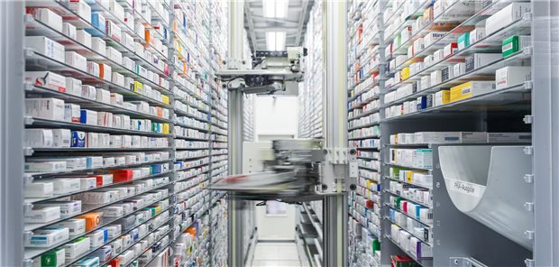 vfa: Sprung bei Arzneiausgaben sind statistischer Sondereffekt Blick in das automatisierte Medikamentenlager einer Apotheke. Weil der Herstellerabschlag wieder auf sieben Prozent zurückgeführt wurde, ergibt sich im laufenden Jahr ein deutlicher Ausgabenanstieg bei Arzneimitteln im Vergleich zum Vorjahreszeitraum.