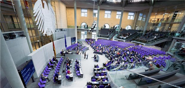 Zeit für Lauterbachs Reformen zerrinnt: Bundestags-Neuwahl soll im Februar stattfinden Blick in den Bundestag: Am 23. Februar soll es eine Neuwahl des Parlaments geben.