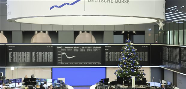 Blick in den Handelssaal der Deutschen Börse in Frankfurt: Im Dezember schnupperte der Dax erstmals Luft jenseits der 17.000 Punkte. Große Dynamik sieht die apoBank im kommenden Jahr allerdings nicht im deutschen Leitindex, den sie dennoch immerhin bei 18.200 Punkten zu Jahresende 2024 sieht. 