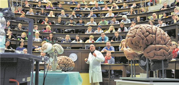 Landarztquote: Wer aussteigt, zahlt 250.000 Euro Blick in den Hörsaal: Die Landesregierung Baden-Württemberg bringt die Landarztquote für 75 Medizinstudienplätze auf den Weg.