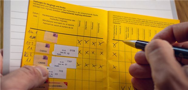 STIKO veröffentlicht Impfkalender 2020/2021 Blick in den Impfpass: Für die Überprüfung des Impfstatus sollte jeder Arztbesuch genutzt werden.