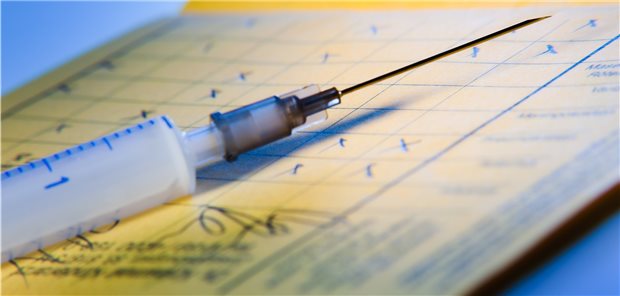 Blick in den Impfpass: Im Zuge von Lockerungen des Reiseverkehrs wird in den Hausarztpraxen in den kommenden Monaten auch der Wunsch nach reisemedizinischer Beratung zunehmen.