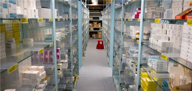 Lieferengpässe: Festbeträge für 180 Kinder-Arzneimittel werden ausgesetzt Blick in den Lagerbestand: Engpässe bei Arzneimitteln rufen Politik, Krankenkassen und Industrie auf den Plan.