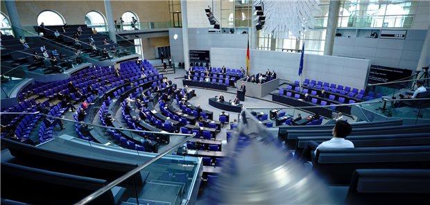 Parlament winkt Spahns umstrittenes GVWG-Mammutgesetz durch Blick in den Plenarsaal: Am Freitagabend hat der Bundestag dem von Gesundheitsminister Jens Spahn (CDU) eingebrachten Gesetzentwurf zum GVWG zugestimmt.