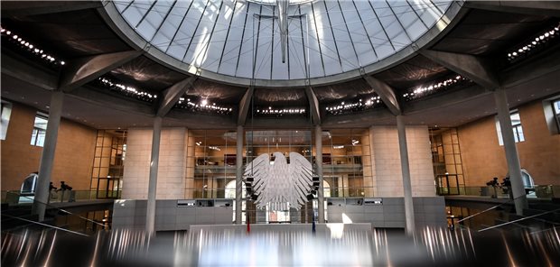 Blick in den Plenarsaal des Bundestags: Dort wollen die Abgeordneten am 14. März erstmals über die verschiedenen Anträge zur Corona-Impfpflicht beraten.