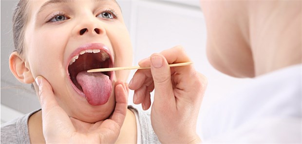 Blick in den Rachen: Vertragsärzte erhalten rund 20 Millionen Euro allein für die Grippwelle 2013 nachvergütet.