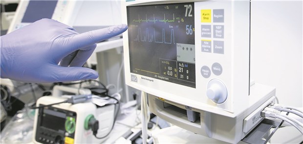 Wenn die Medizin verwundbar wird Blick in den Schockraum des Agaplesion Evangelisches Krankenhauses Mittelhessen: Auch Medizingeräte und Medizinprodukte müssen vor dem Zugriff durch Hacker geschützt werden. .