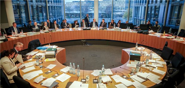 Blick in den Sitzungssaal des Haushaltsausschusses des Bundestags bei der finalen Beratung des Etats für 2024. Der Einzelplan des Bundesgesundheitsministeriums wurde an mehreren Stellen angepasst.