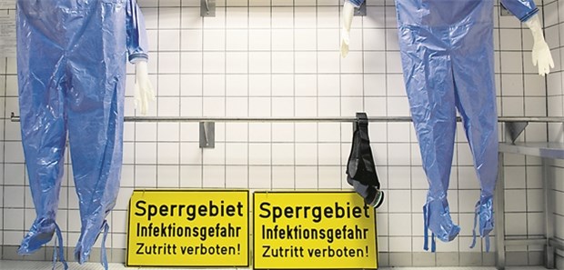 "Renaissance des Zivilschutzes ist nötig!" Blick in den Umkleideraum einer Quarantänestation der Charité in Berlin.