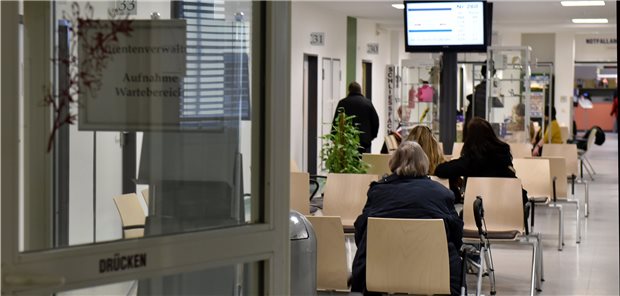 Blick in den Wartebereich einer Notfallambulanz: Künftig sollen Patienten bereits vorab via Ersteinschätzung in den richtigen Versorgungsbereich vermittelt werden.