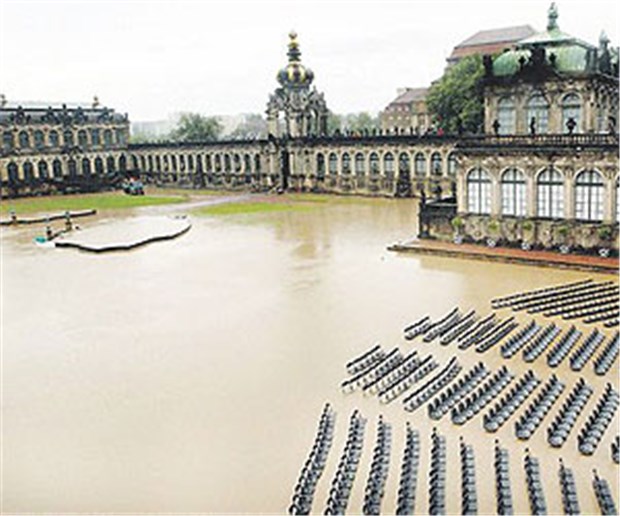 Land unter in Ost- und Norddeutschland Blick in den vom Elbe-Hochwasser überfluteten Innenhof des Dresdner Zwingers.