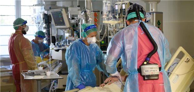 Tarifabschluss für Ärzte an kommunalen Kliniken steht Blick in die COVID-19-Intensivstation des Städtischen Klinikums Dresden. Rückwirkend zu Oktober erhalten Ärztinnen und Ärzte an kommunalen Krankenhäusern mehr Gehalt.