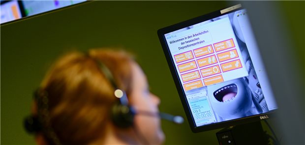 Blick in die Dispositionszentrale des Ärztlichen Bereitschaftsdienstes (ÄBD) in Hessen (Archivbild). Für pädiatrische Patientinnen und Patienten wird es ab 2023 weniger Zugangsmöglichkeiten zum ÄBD geben, weil dessen Öffnungszeiten gekürzt werden sollen.