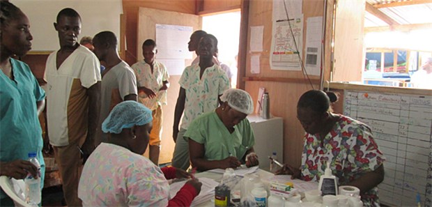 Szenen wie im Krieg Blick in die Ebola-Isolierstation, die Margret Gieraths-Nimene in Monrovia leitet.