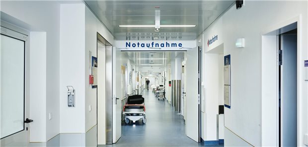 Notfall Notfallversorgung: Krankenhäuser und Ökonomen mahnen zügige Reform an Blick in die Notaufnahme eines Krankenhaus: Wann kommt die Reform?